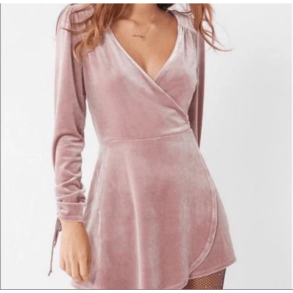 Urban Outfitters Pink Velvet Wrap Romper Soft Girl Ruched Sleeve Mini XS EUC - Picture 2 of 9